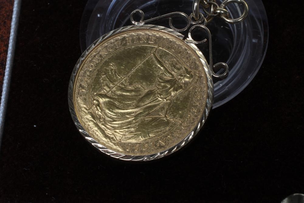 AN ELIZABETH II BRITANNIA TWO COIN SET Image