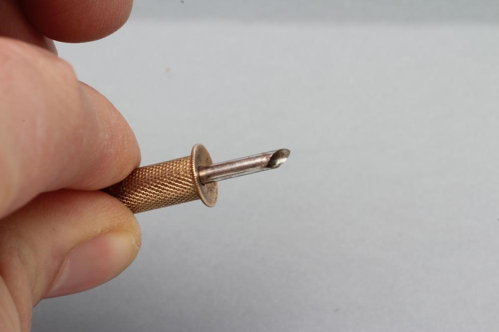 A 9CT GOLD CIGAR PIERCER Image