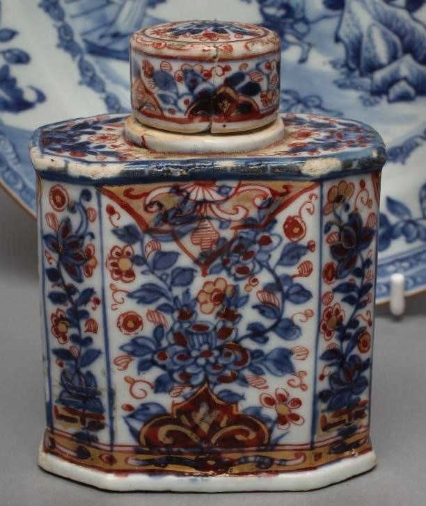 A CHINESE IMARI PORCELAIN TEA CANISTER AND COVER of canted oblong form Image