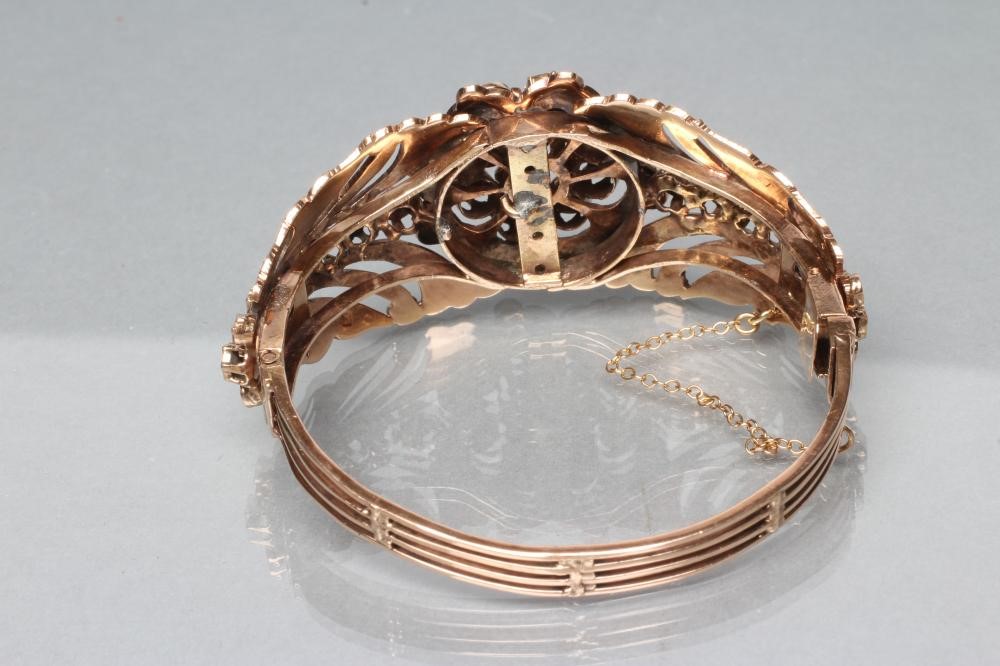 A VICTORIAN DIAMOND BANGLE Image