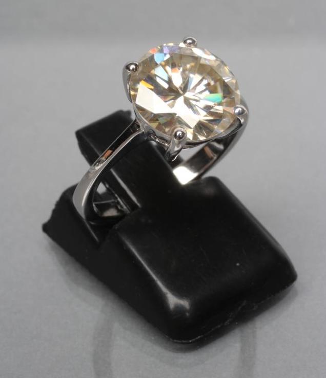 A MOISSANITE SOLITAIRE RING Image