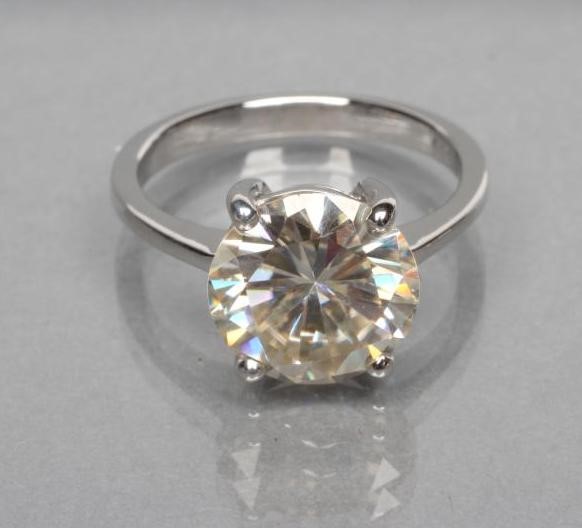 A MOISSANITE SOLITAIRE RING Image