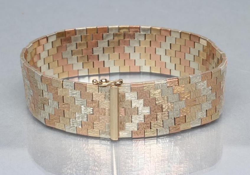A TRI-COLOUR 9CT GOLD BRICK LINK STRAP BRACELET Image