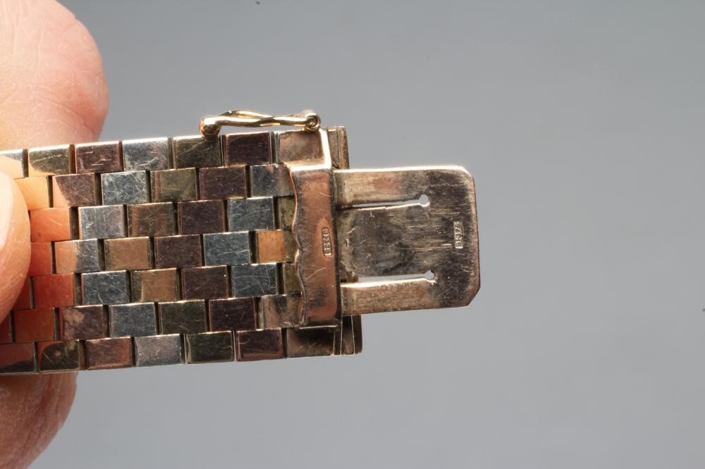 A TRI-COLOUR 9CT GOLD BRICK LINK STRAP BRACELET Image