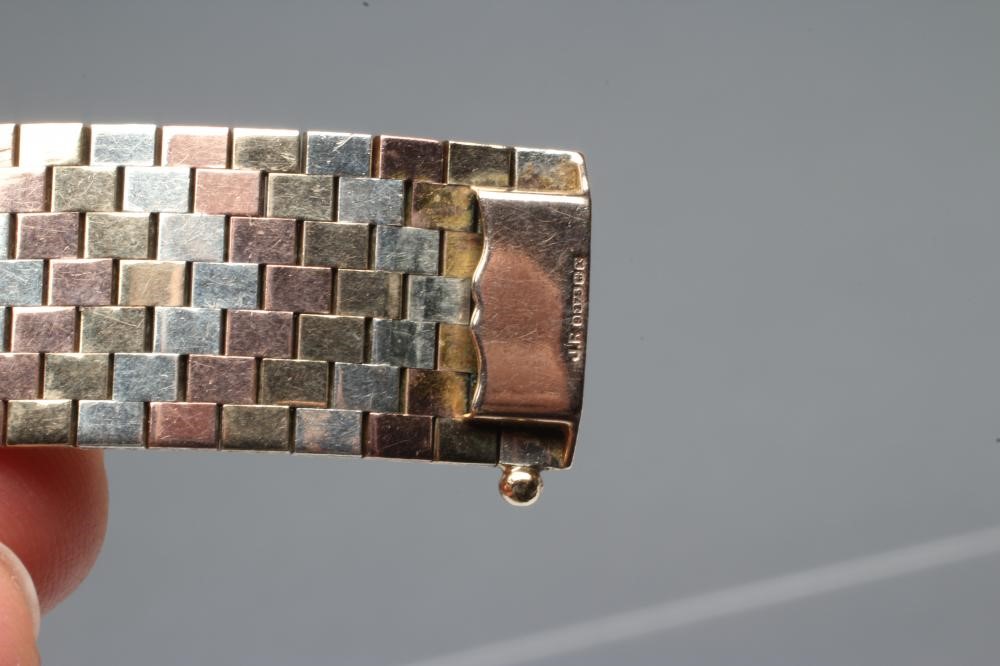 A TRI-COLOUR 9CT GOLD BRICK LINK STRAP BRACELET Image