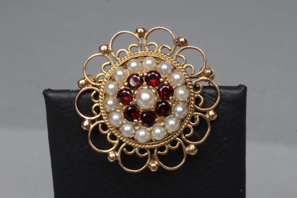 A GARNET AND PEARL FLOWERHEAD PENDANT/BROOCH Image
