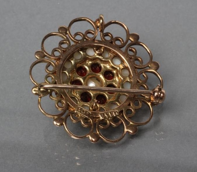A GARNET AND PEARL FLOWERHEAD PENDANT/BROOCH Image