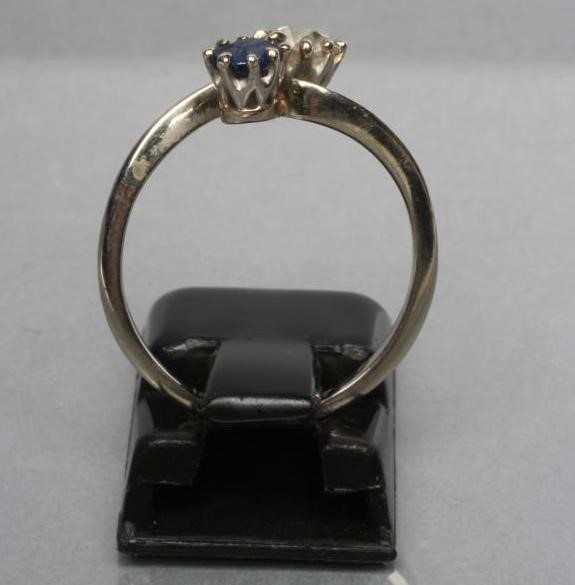 A SAPPHIRE AND DIAMOND CROSSOVER RING Image