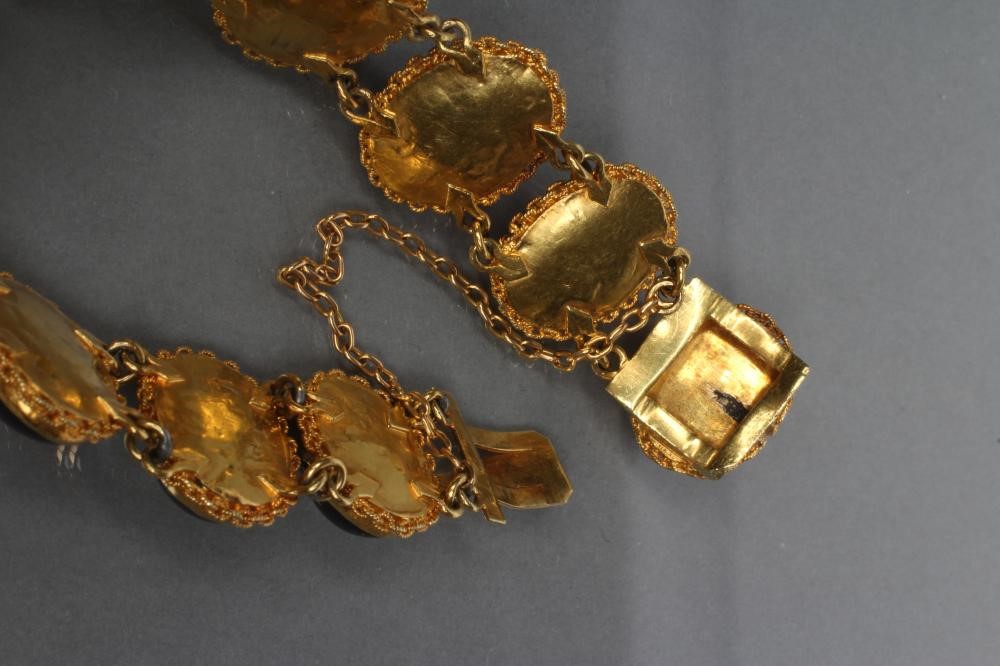 A VICTORIAN BRACELET Image