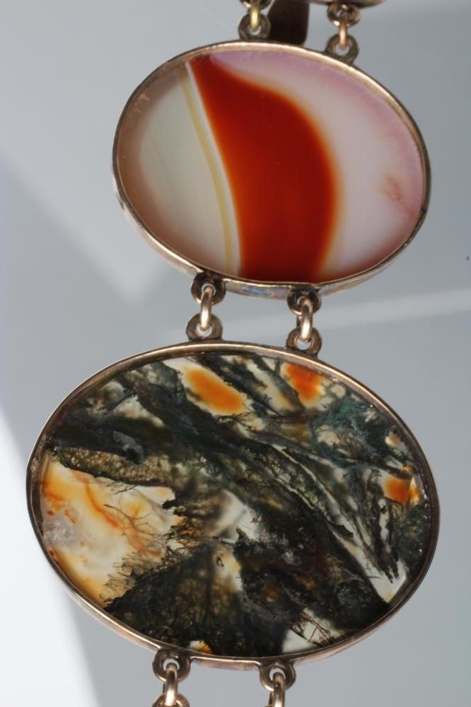 A VICTORIAN SCOTTISH AGATE BRACELET Image
