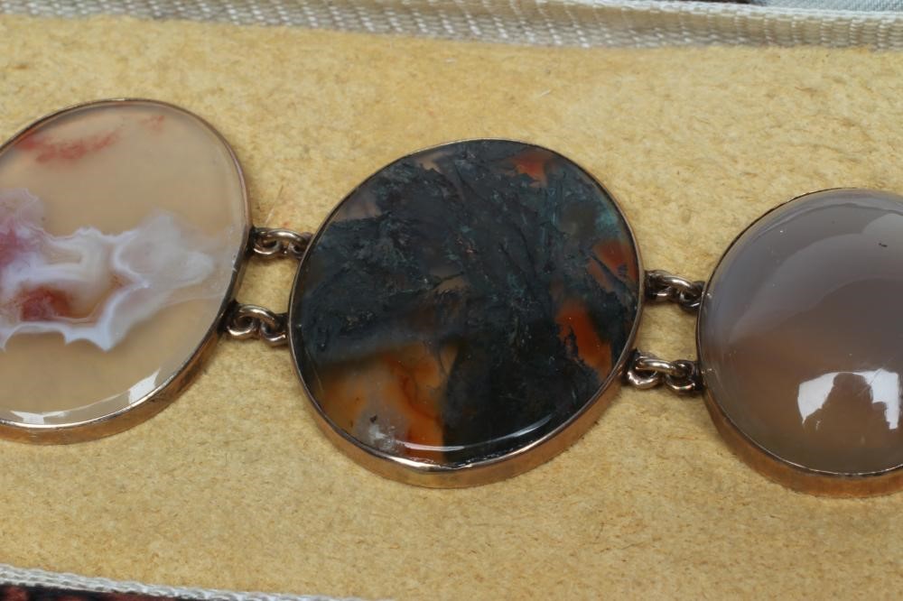 A VICTORIAN SCOTTISH AGATE BRACELET Image