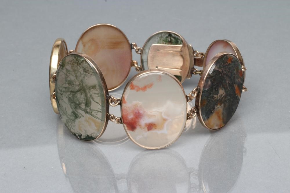 A VICTORIAN SCOTTISH AGATE BRACELET Image