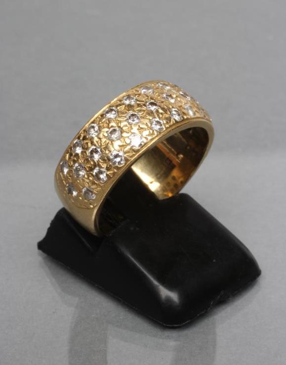 A DIAMOND HALF HOOP ETERNITY RING Image