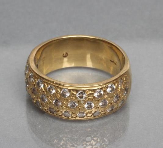 A DIAMOND HALF HOOP ETERNITY RING Image