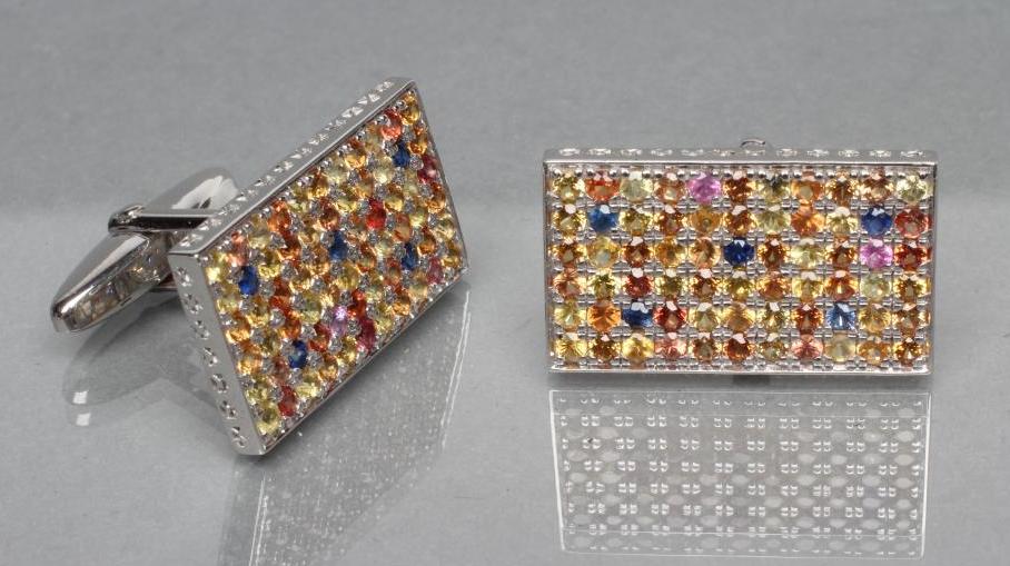 A PAIR OF SILVER CUFFLINKS Image