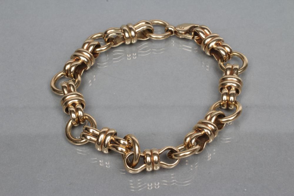 A HEAVY 9CT GOLD DOUBLE LINK BRACELET with lobster claw clasp Image