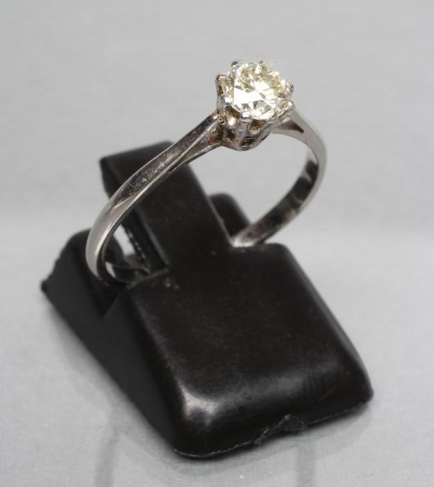 A DIAMOND SOLITAIRE RING Image