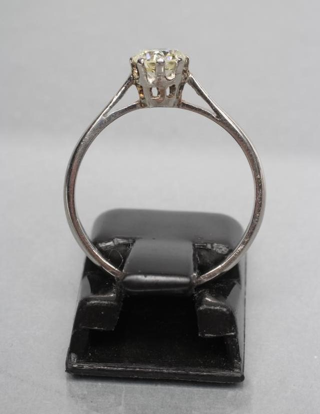 A DIAMOND SOLITAIRE RING Image