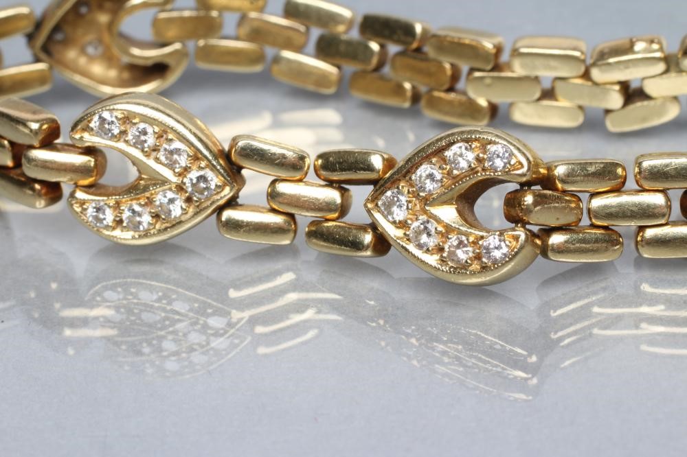 A BRICK LINK BRACELET stamped 18k Image