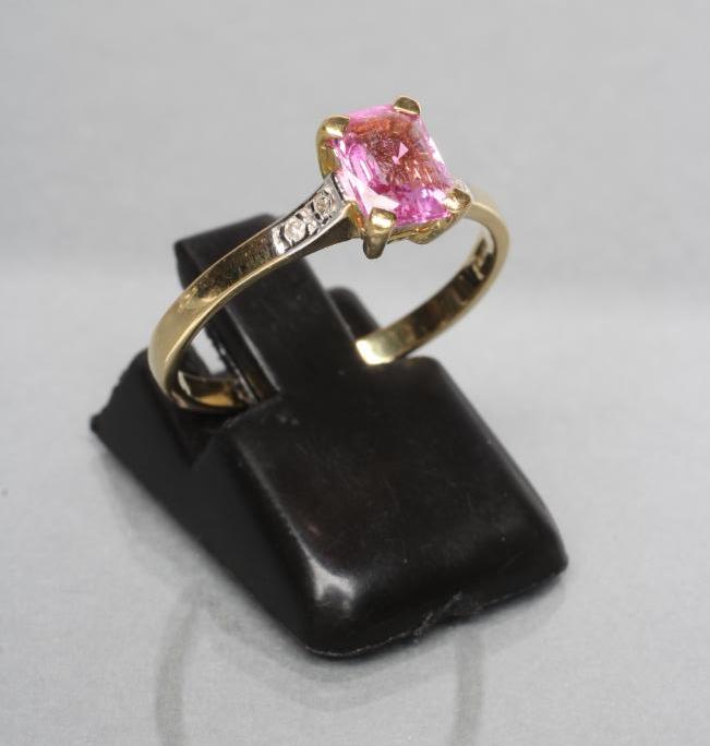 A PINK SAPPHIRE DRESS RING Image