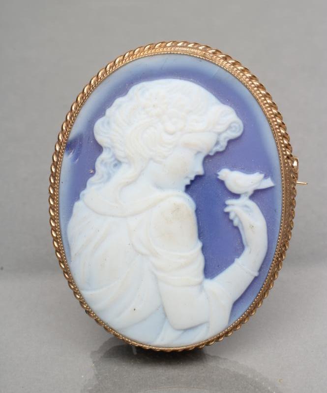 A 9CT GOLD MOUNTED CAMEO BROOCH Image