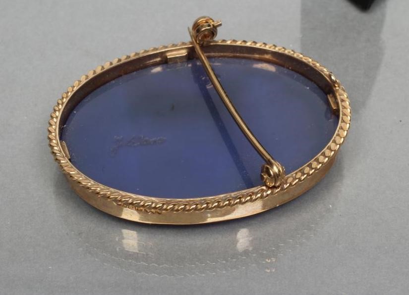 A 9CT GOLD MOUNTED CAMEO BROOCH Image