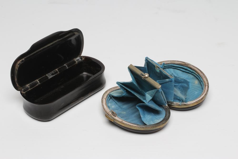 A VICTORIAN TORTOISESHELL OVAL PURSE Image