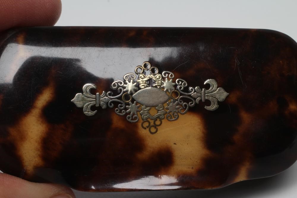 A VICTORIAN TORTOISESHELL OVAL PURSE Image