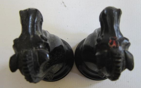 A VICTORIAN JAQUES BOXWOOD AND EBONY STAUNTON CHESS SET Image