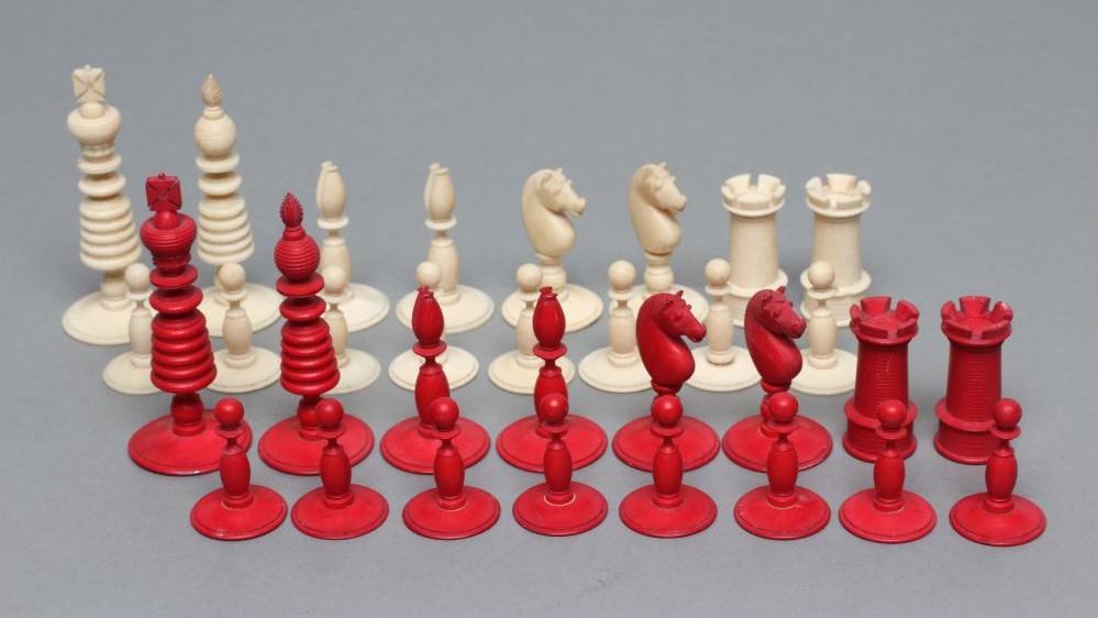 AN ANGLO INDIAN IVORY CHESS SET Image