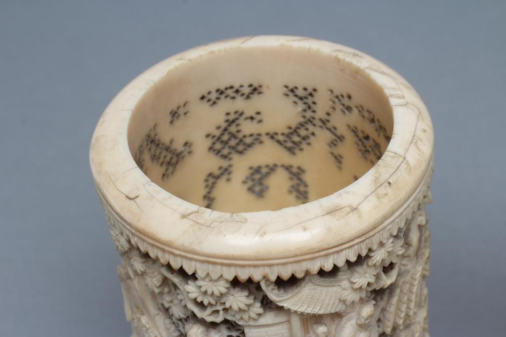 A PAIR OF CHINESE IVORY VASES of cylindrical form Image