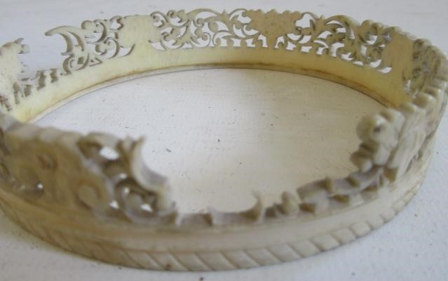 A PAIR OF CHINESE IVORY VASES of cylindrical form Image