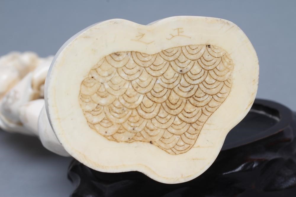 A JAPANESE IVORY ONE PIECE OKIMONO Image