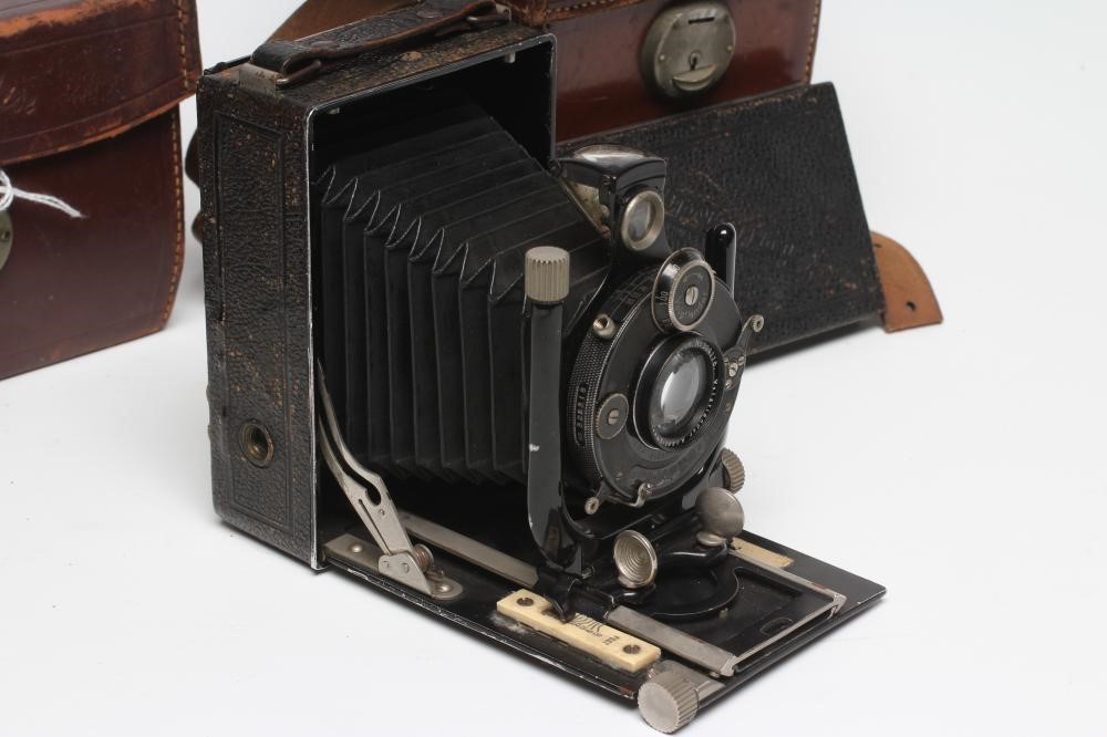 A FRANKE & HEIDECKE-BRAUNSCHWEIG ROLLEIFLEX COMPUR CAMERA Image