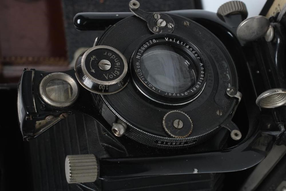 A FRANKE & HEIDECKE-BRAUNSCHWEIG ROLLEIFLEX COMPUR CAMERA Image