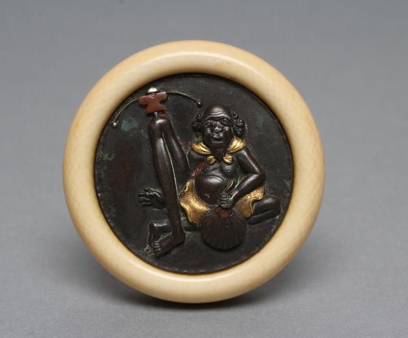 A JAPANESE KAGAMIBUTA NETSUKE Image