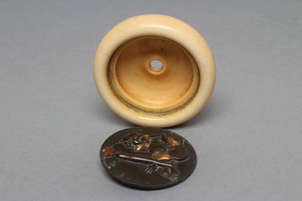 A JAPANESE KAGAMIBUTA NETSUKE Image