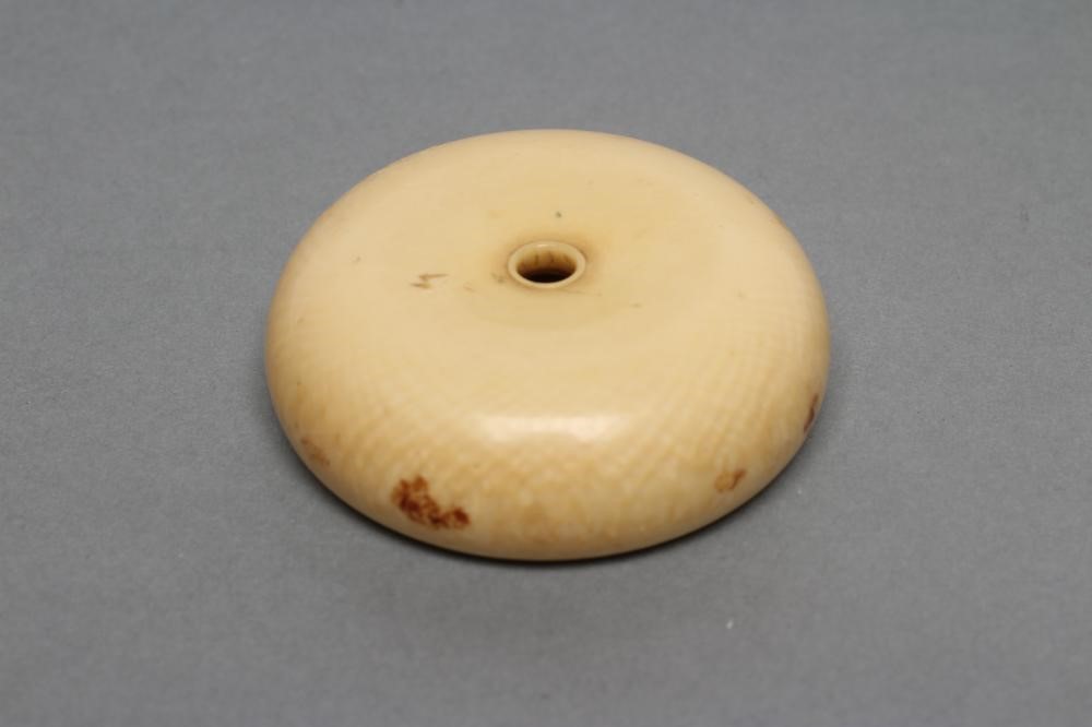 A JAPANESE KAGAMIBUTA NETSUKE Image
