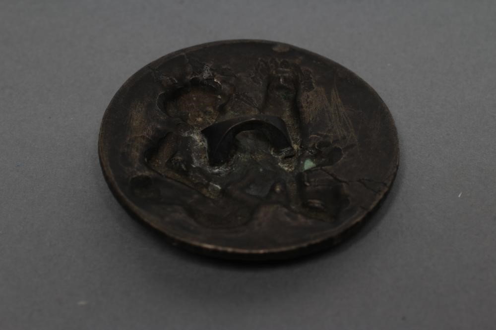 A JAPANESE KAGAMIBUTA NETSUKE Image