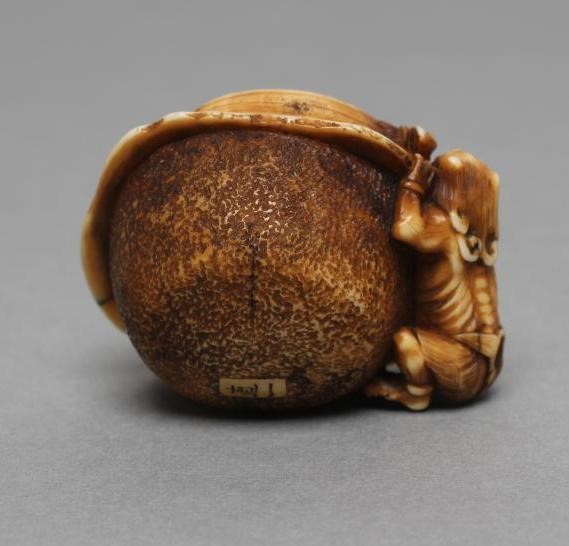 A JAPANESE IVORY NETSUKE Image