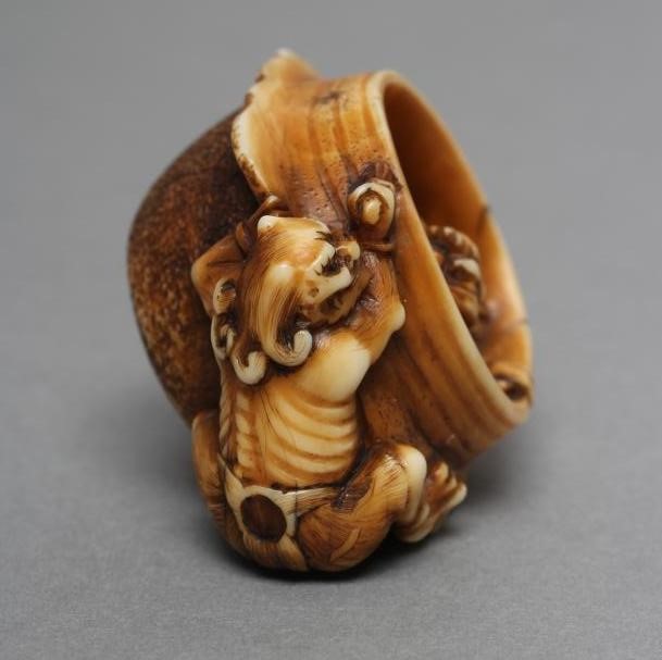 A JAPANESE IVORY NETSUKE Image
