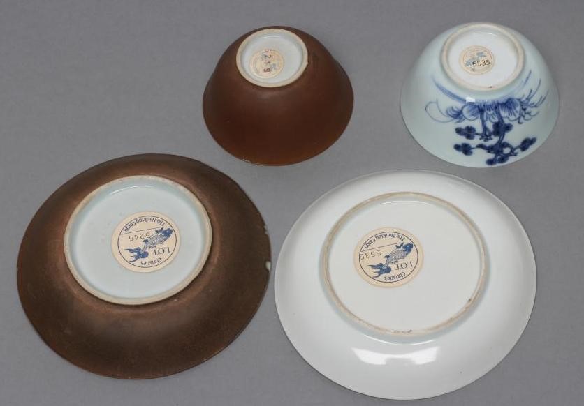 TWO NANKING CARGO PORCELAIN TEABOWLS AND SAUCERS both painted in underglaze blue Image