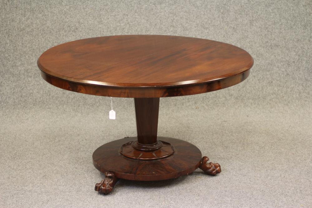 A VICTORIAN MAHOGANY CENTRE/BREAKFAST TABLE Image
