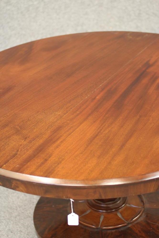 A VICTORIAN MAHOGANY CENTRE/BREAKFAST TABLE Image