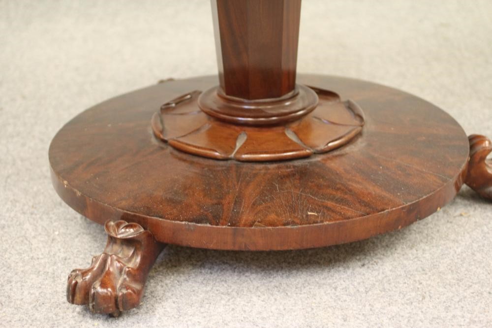 A VICTORIAN MAHOGANY CENTRE/BREAKFAST TABLE Image