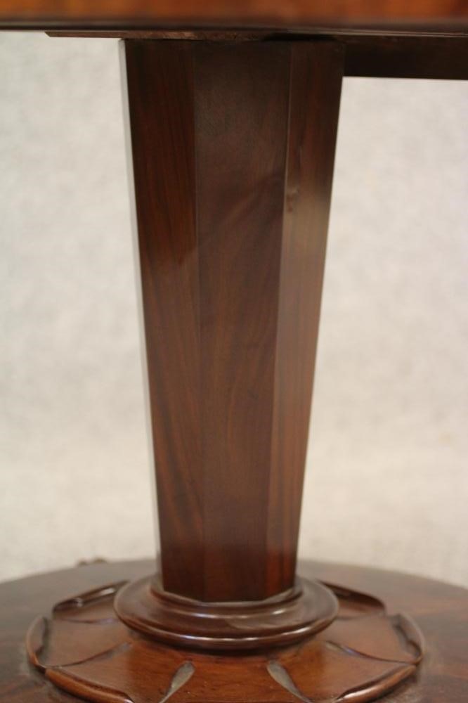 A VICTORIAN MAHOGANY CENTRE/BREAKFAST TABLE Image