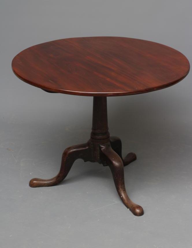 A GEORGIAN MAHOGANY TRIPOD TABLE Image