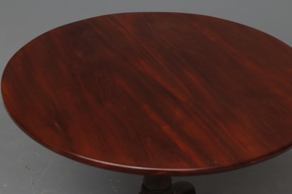 A GEORGIAN MAHOGANY TRIPOD TABLE Image