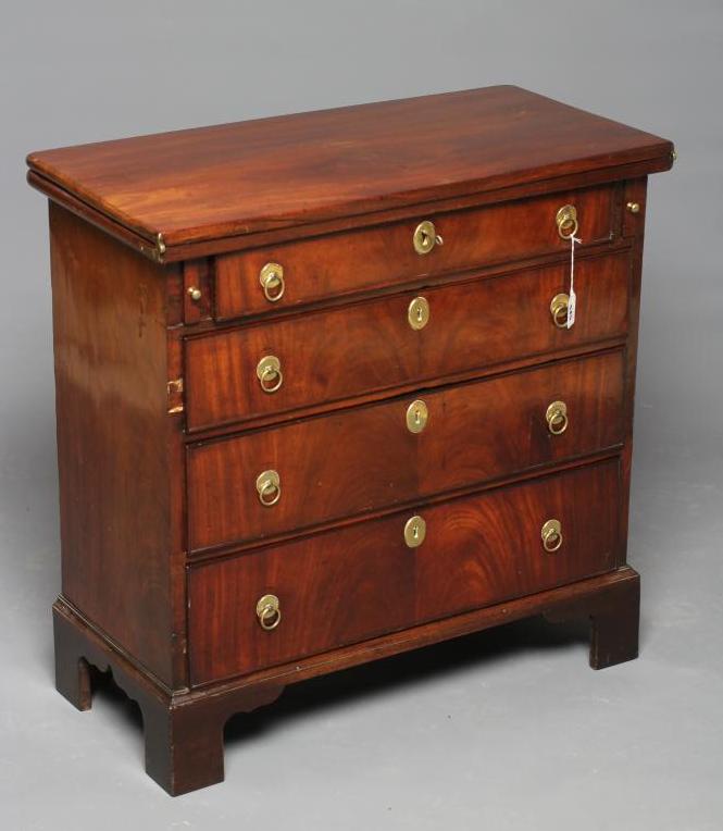 A GEORGIAN MAHOGANY BACHELOR'S CHEST Image