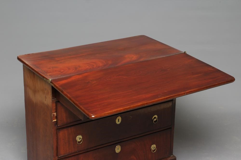 A GEORGIAN MAHOGANY BACHELOR'S CHEST Image